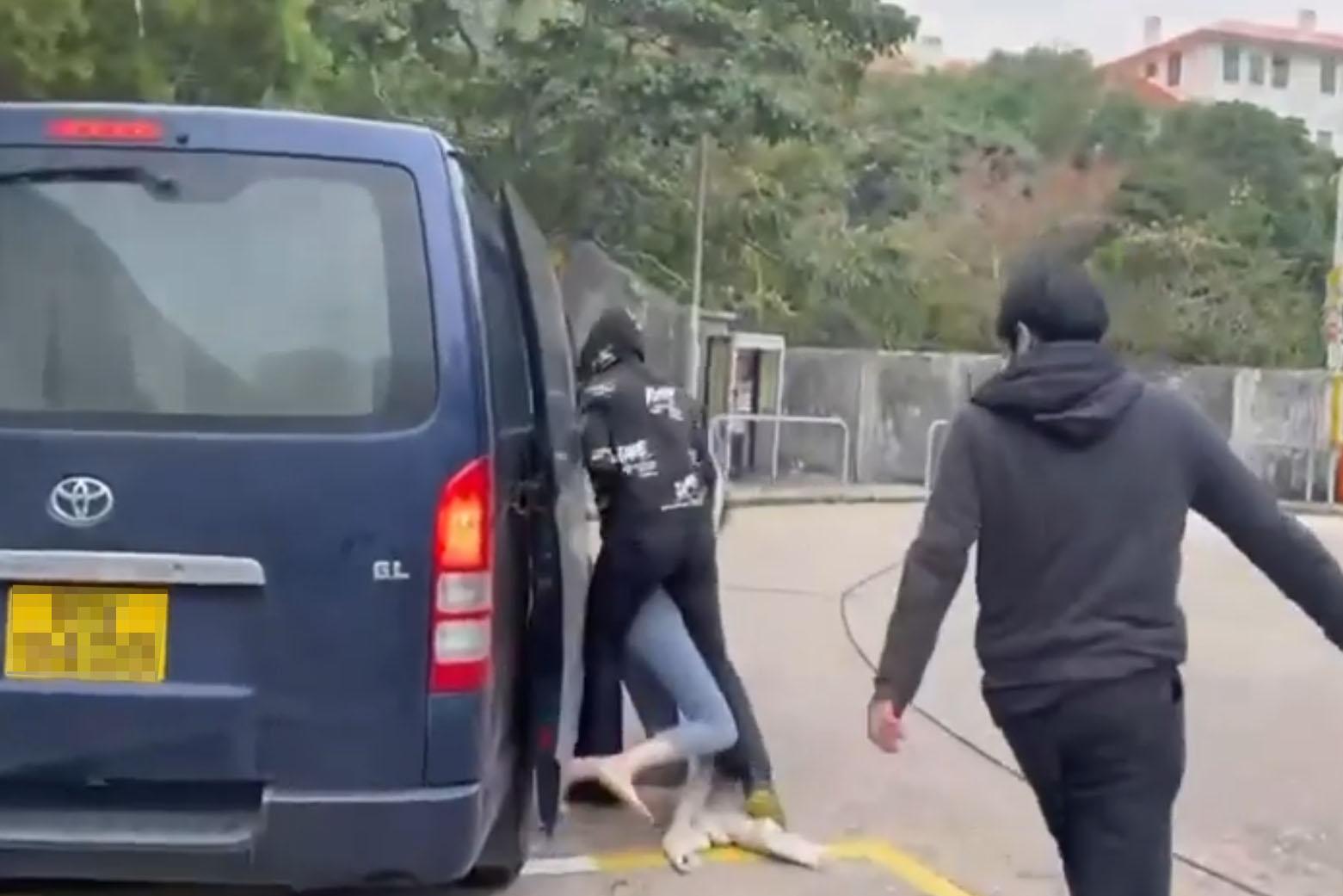 赤柱監獄外周六有人被擄走,一名女子被多人抬上客貨車,市民和懲教署人員制止不果。(網上片段截圖)