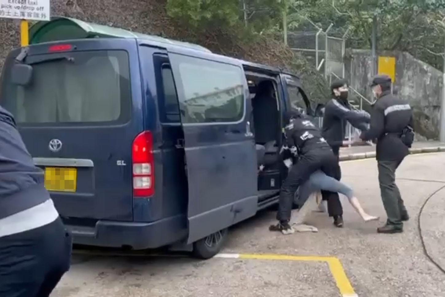 赤柱監獄外周六有人被擄走,一名女子被多人抬上客貨車,市民和懲教署人員制止不果。(網上片段截圖)