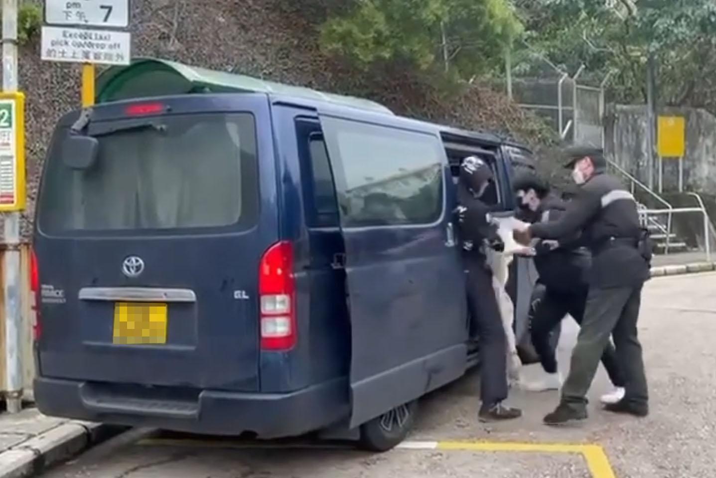 赤柱監獄外周六有人被擄走,一名女子被多人抬上客貨車,市民和懲教署人員制止不果。(網上片段截圖)