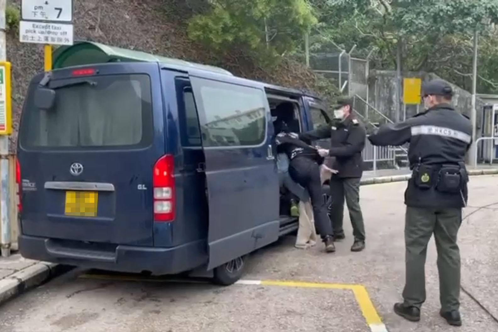 赤柱監獄外周六有人被擄走,一名女子被多人抬上客貨車,市民和懲教署人員制止不果。(網上片段截圖)