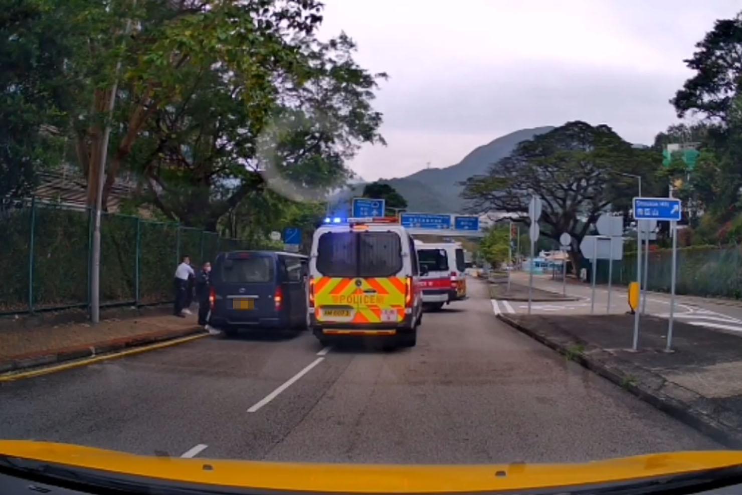 赤柱監獄外周六有人被擄走,警方在黃竹坑截獲涉事客貨車,救出女事主。(網上片段截圖)