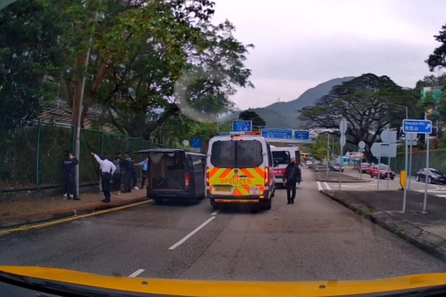 赤柱監獄外周六有人被擄走,警方在黃竹坑截獲涉事客貨車,救出女事主。(網上片段截圖)