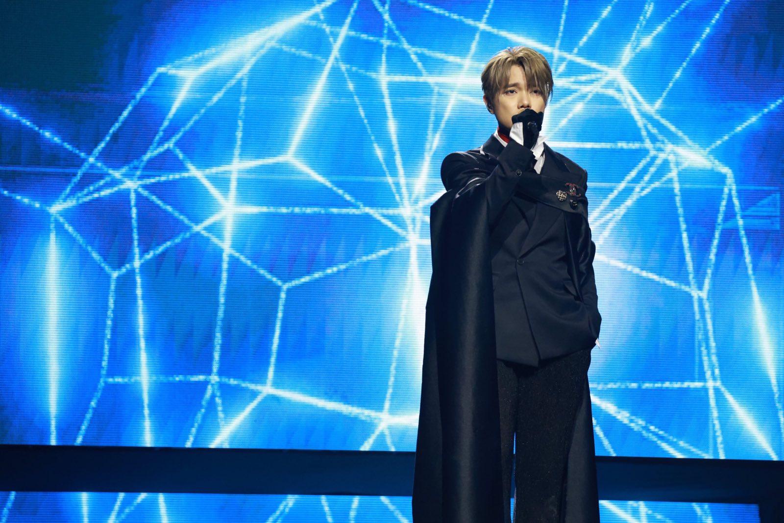 張敬軒這身黑玫瑰大袖舞衣,原來要穿七吋高踭鞋。