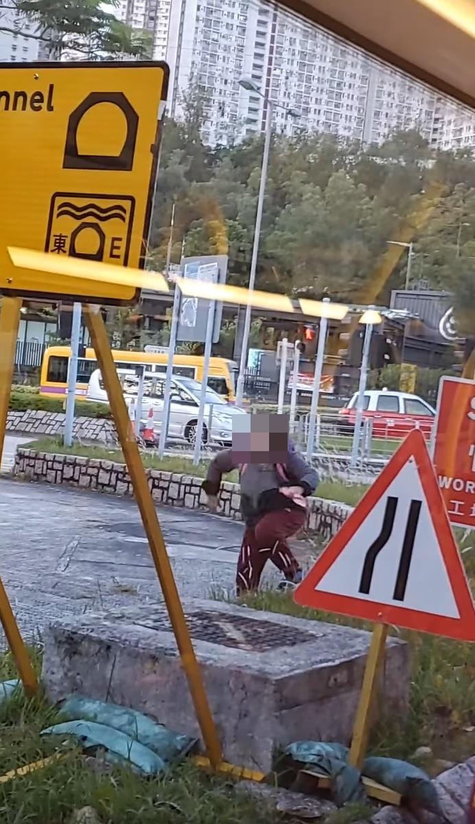 網上熱話|將軍澳無罩婦疑石頭擊碎新巴車門 累全車陪遲到捱轟警列刑壞