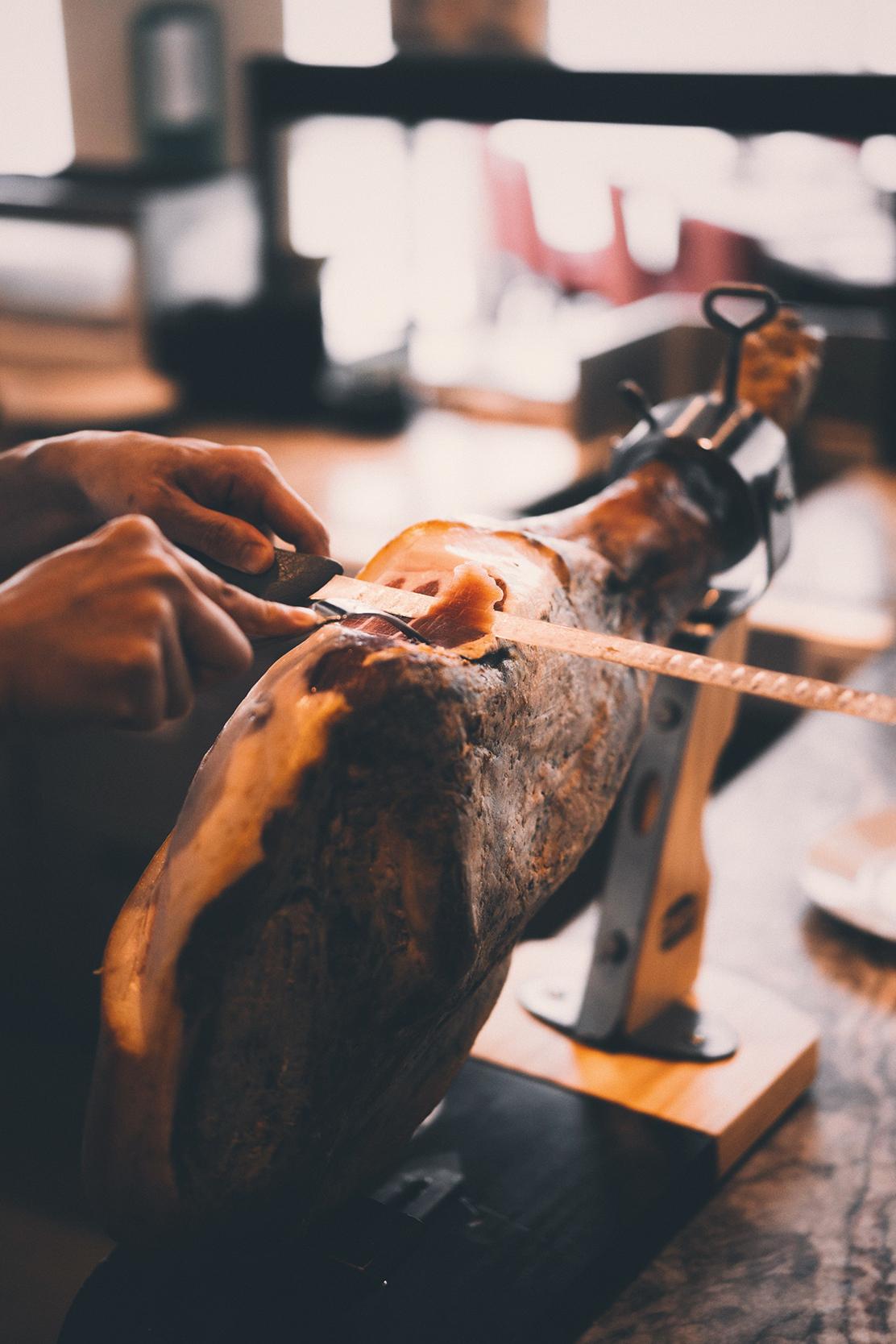 24個月的西班牙白毛豬火腿即切,特別柔軟甘香。