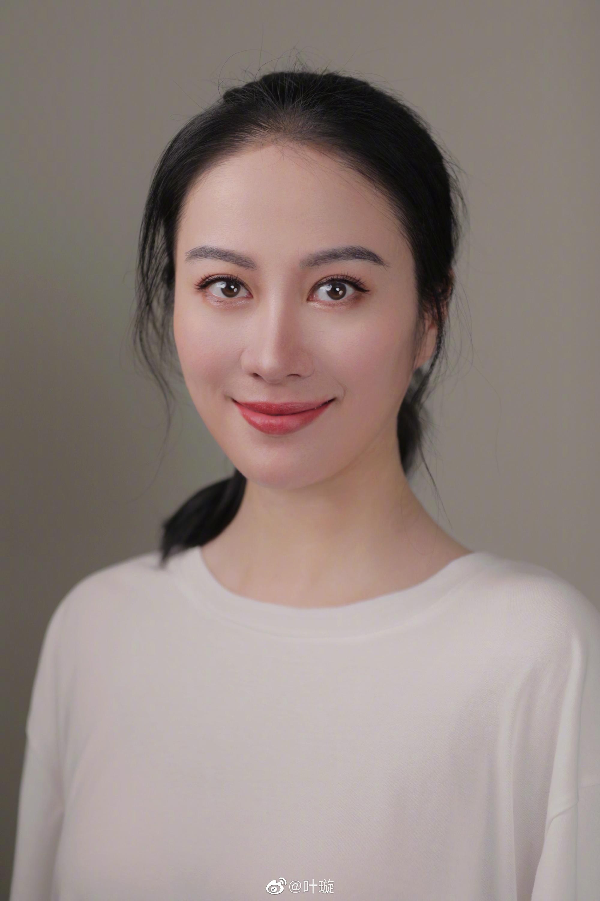 42歲葉璇零濾鏡直播 肉色內衣造型驚現腰間贅肉 崩壞古典美人形象