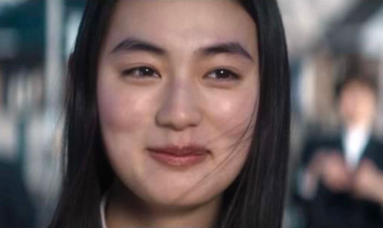 香港網民指八木莉可子某些角度「越睇越似余文樂扮女人」。