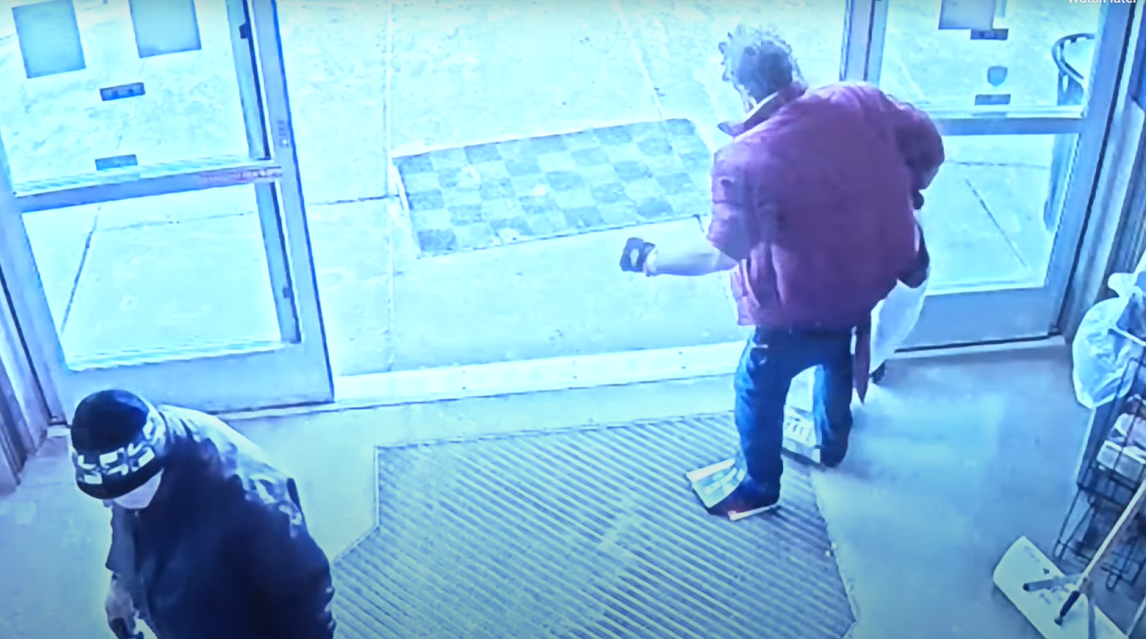 然後把紙皮當鞋穿。(互聯網)