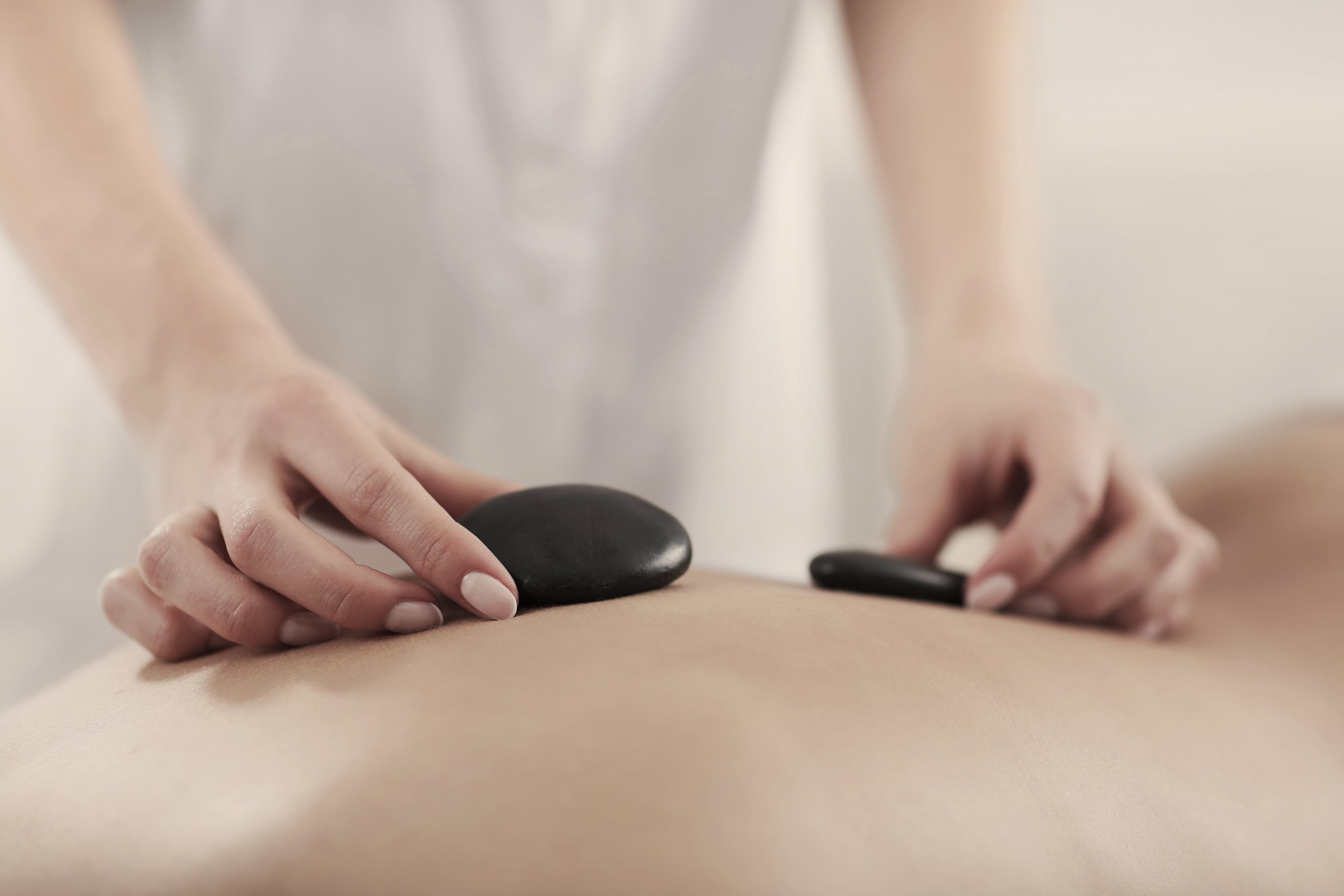 玄武石及櫻花石含天然微量元素,陰陽並濟,內調外養。