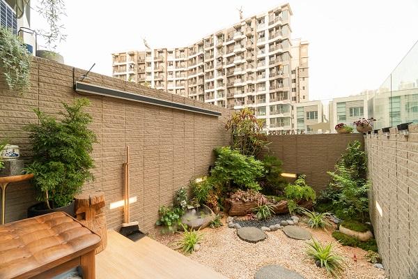 戶外的小花園採用了日式庭園的設計風格
