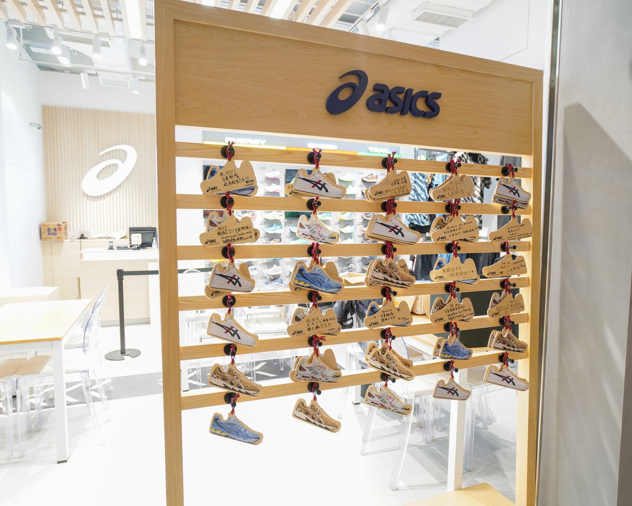 新店活動當日特別擺放繪馬祈願架,讓來賓在鞋型繪馬寫下願望,將祝福分享。