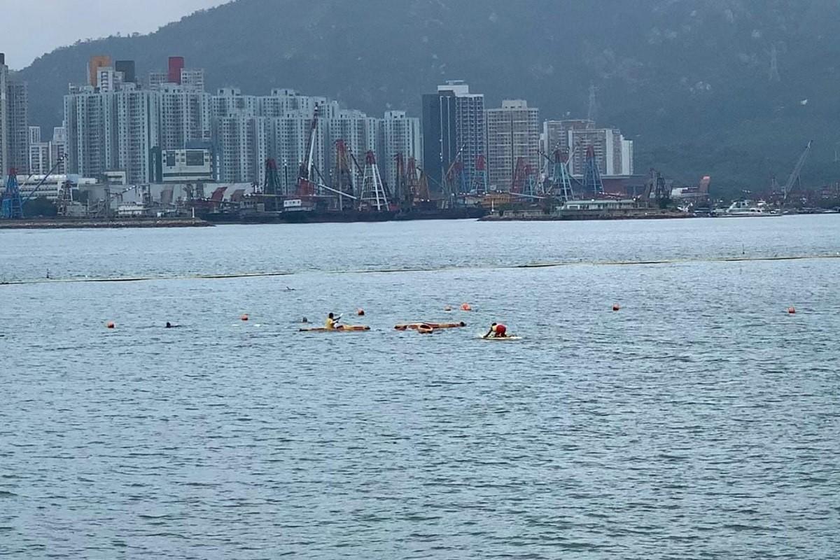 一名六旬漢早上在黃金泳灘懷疑遇溺,救生員在海面搜救事主。(港九拯溺員工會FB圖片)