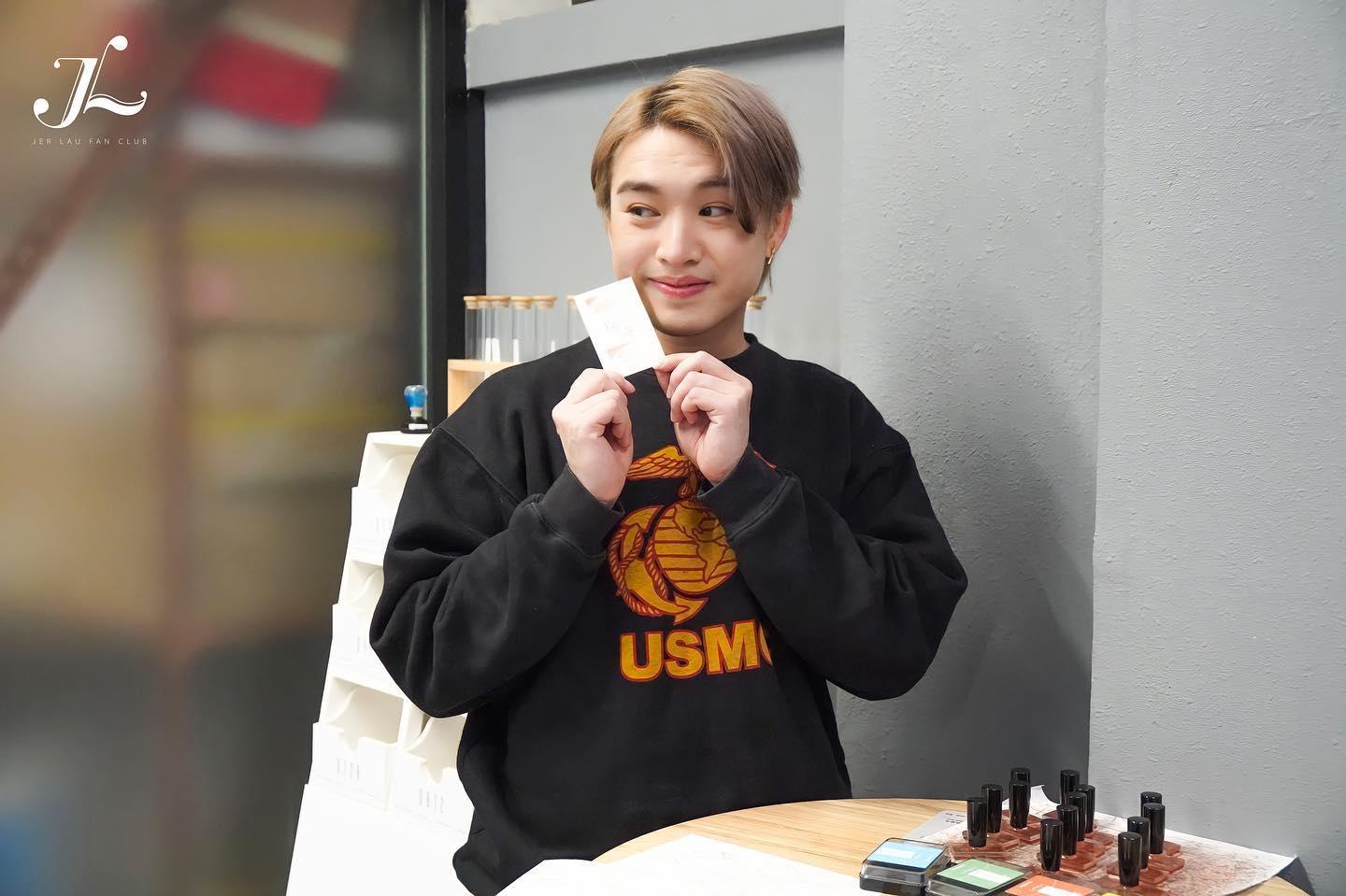 Jer手上的密碼咭,經浸泡後可種出薰衣草。(Jer柳應廷歌迷會提供)