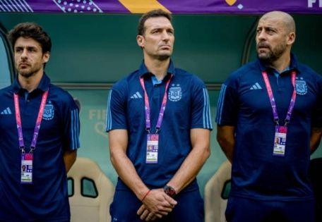 艾馬(左)與森美爾(右)輔助史卡朗尼。(網上圖片)