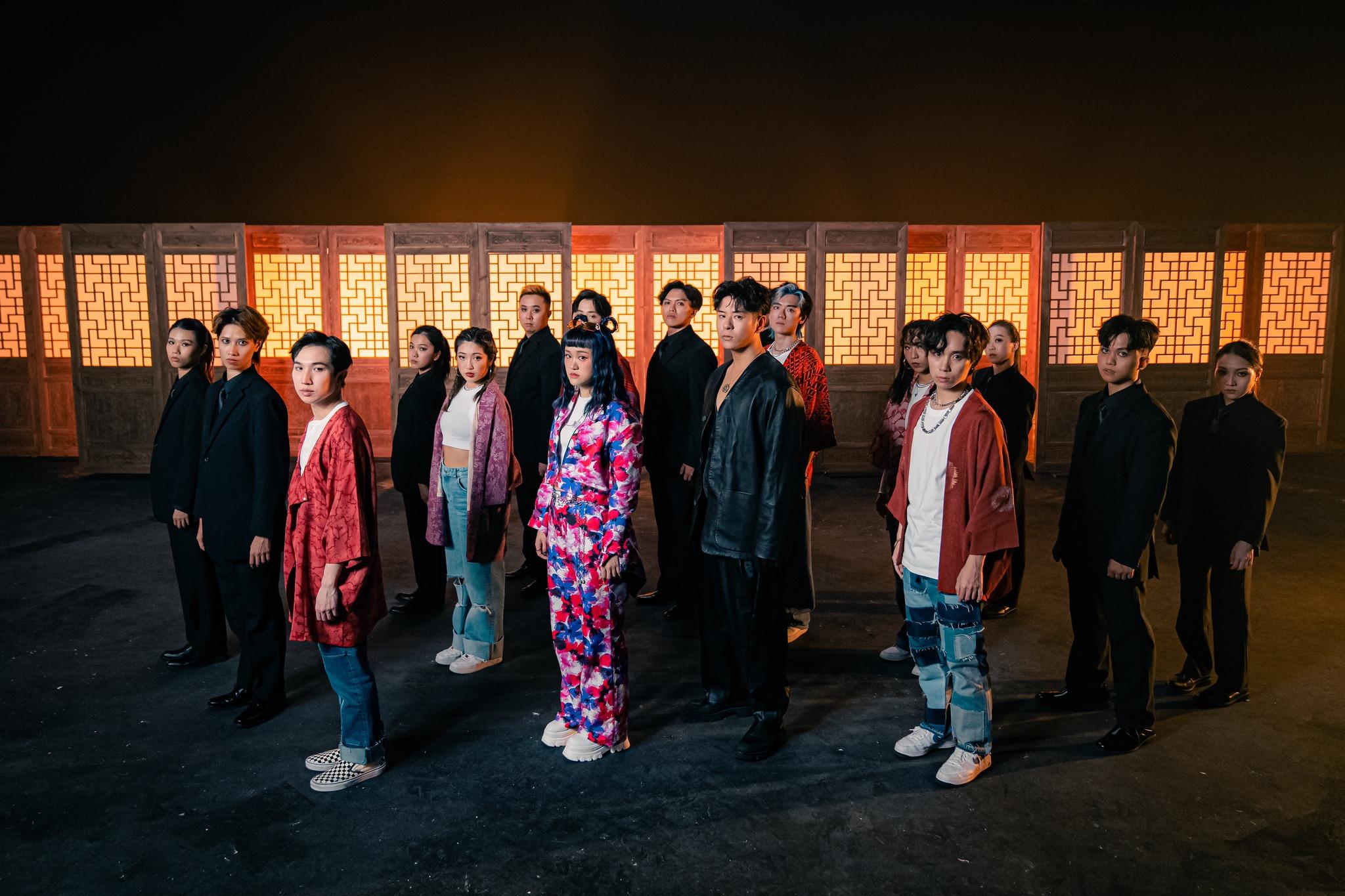 Alfred在Win Win的指導下,跳出型格舞步。