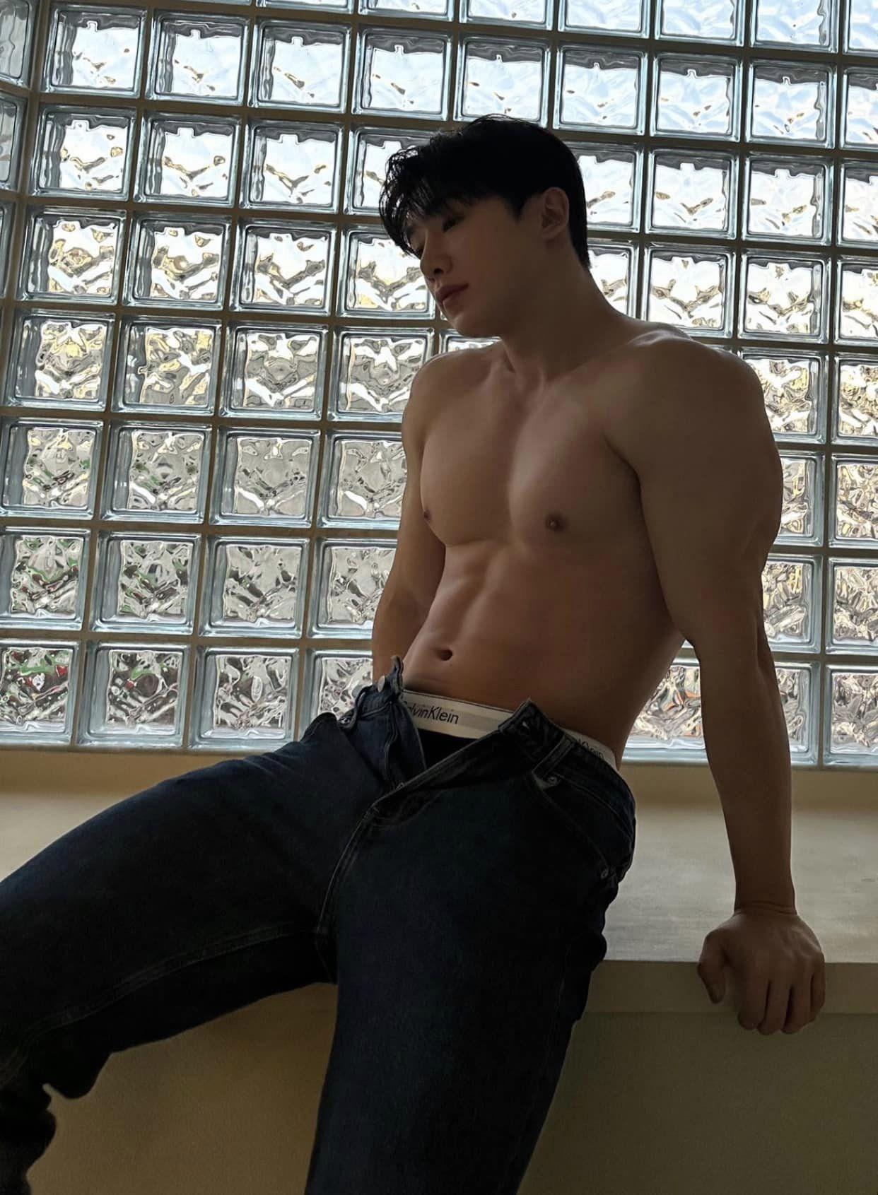 品牌官方IG已公開元虎今次硬照廣告的肌肉靚相