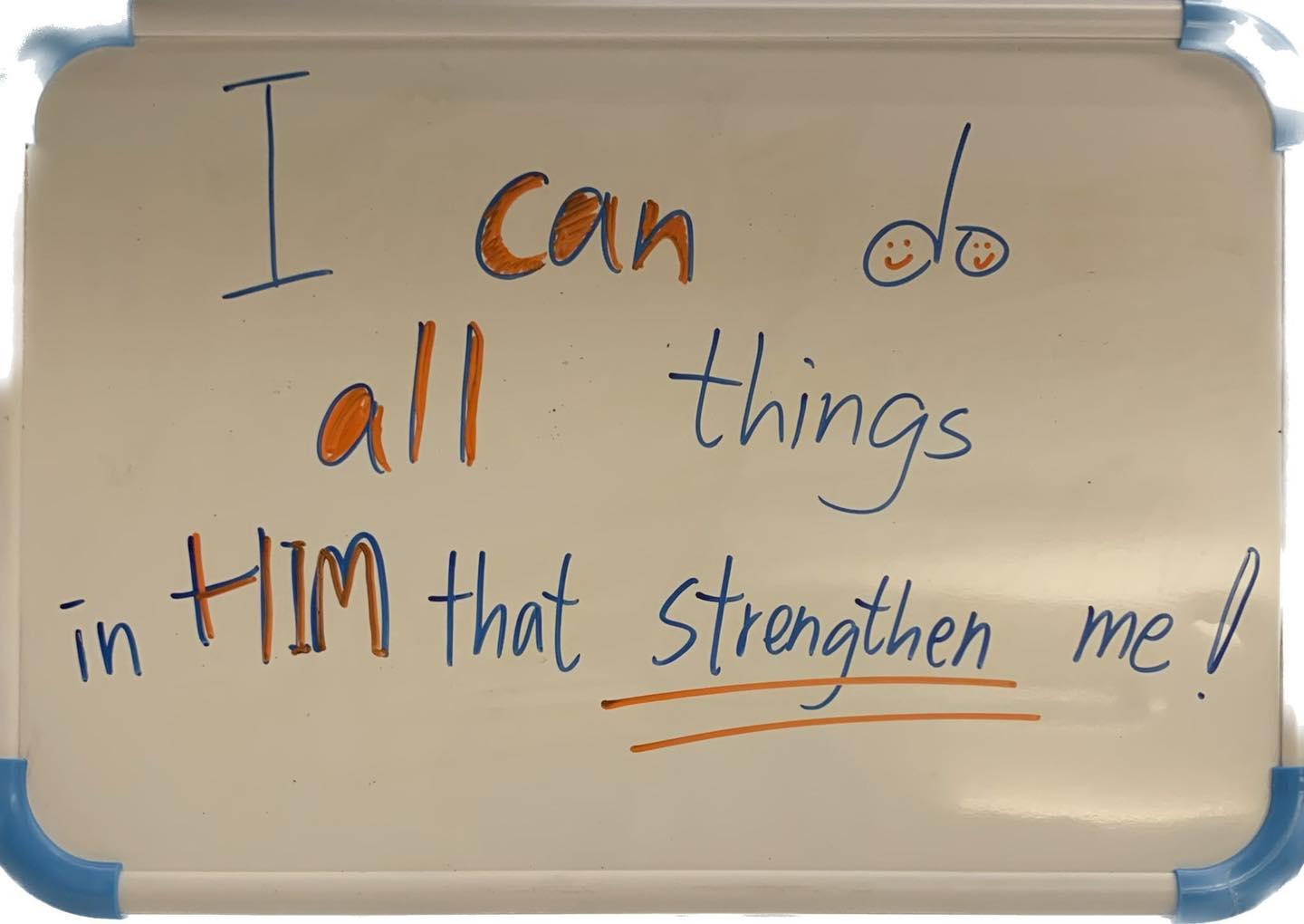 阿Mo請女友So Ching寫下經文鼓勵自己:「I Can do all things in HIM that strengthen me」(靠著那加給我力量的,凡事都能作。」