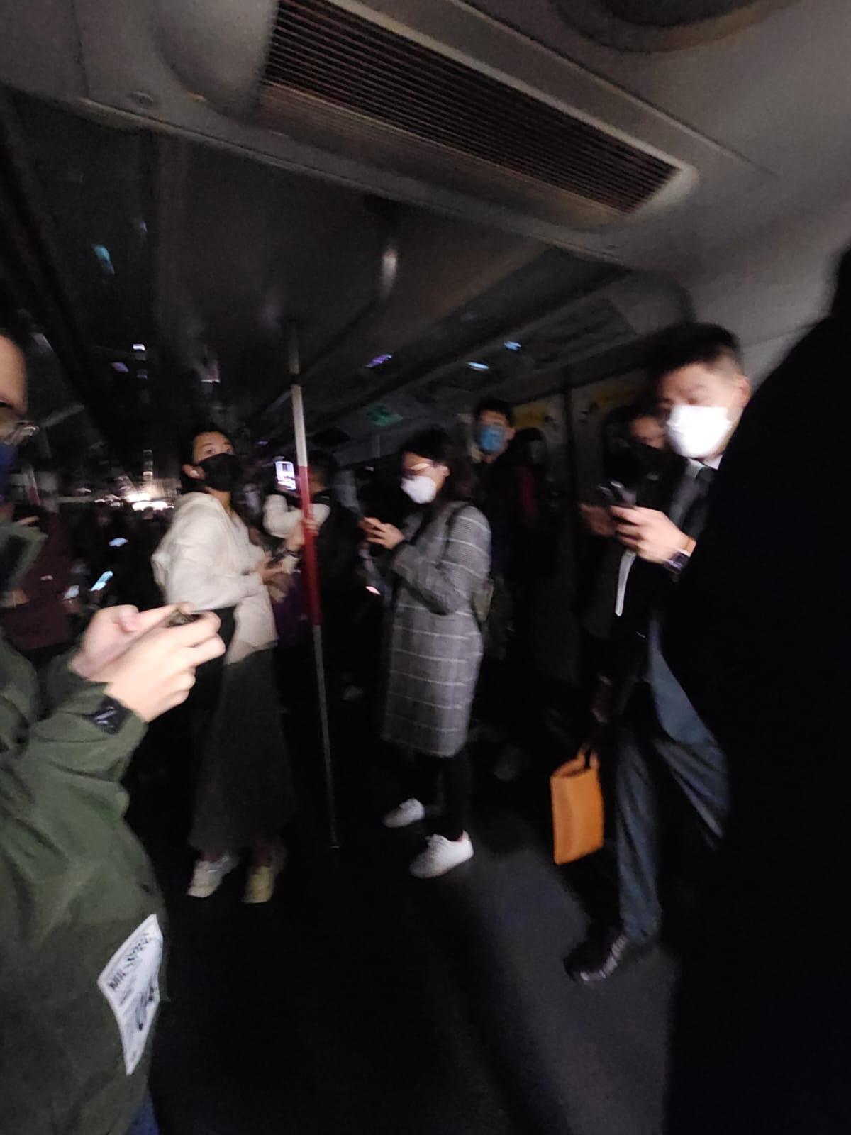 車廂燈光熄滅乘客沿路軌旁返回月台