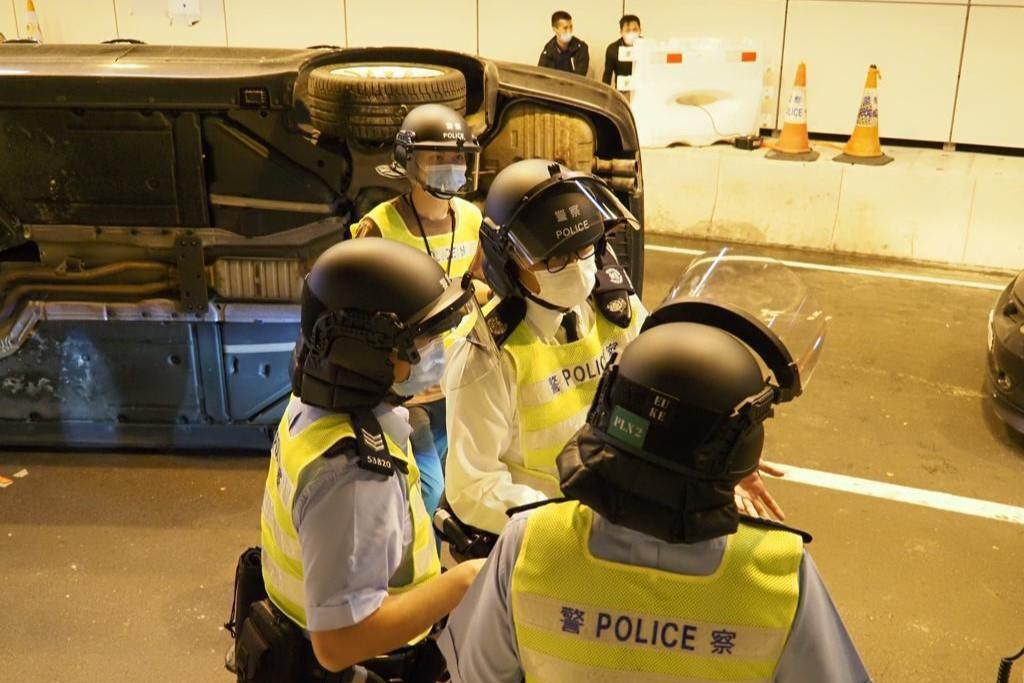 警方與多個政府部門舉行跨部門大型事故演習,模擬將藍隧道內發生嚴重交通意外。(FB專頁「香港警察 Hong Kong Police」)