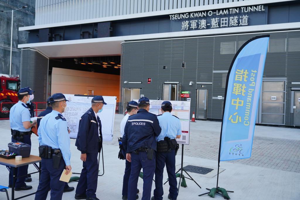 警方與多個政府部門舉行跨部門大型事故演習,模擬將藍隧道內發生嚴重交通意外。(FB專頁「香港警察 Hong Kong Police」)