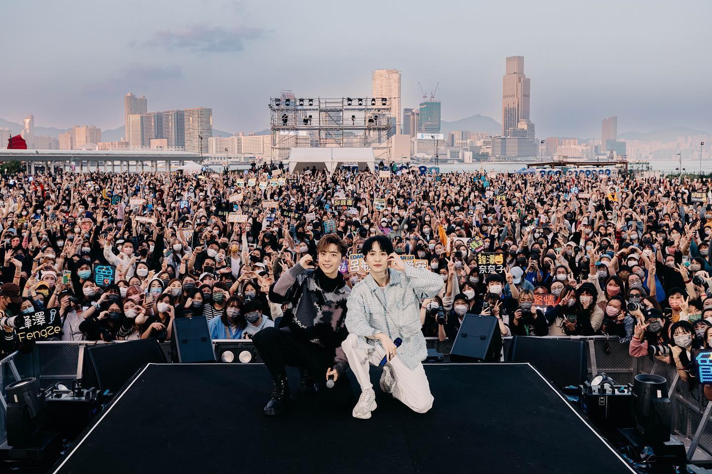 表演完畢後,Edan與邱鋒澤分別po大合照。