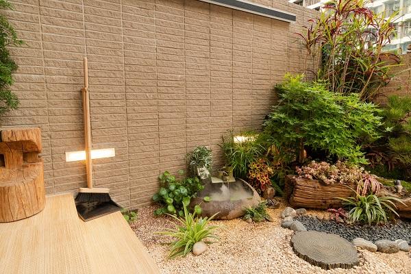 戶外的小花園採用了日式庭園的設計風格