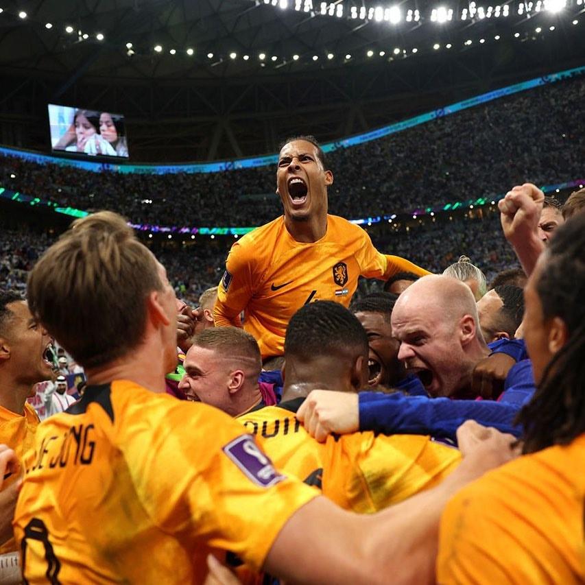 荷蘭以一記靚組織罰球,補時最後階段逼和阿根廷。(美聯社)