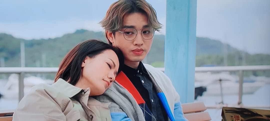 大結局一集,霍姐挨在蘇B(柳應廷飾)安祥離世的畫面,不少觀眾睇到眼濕濕。(《百萬同居計劃》劇照)