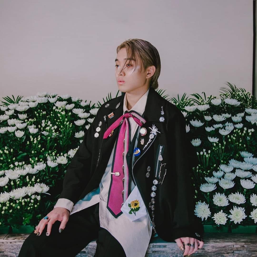 Jer在《坐看雲起時》MV中的日系型造,每個細節均有特別意義。IG@Polska Traveller)