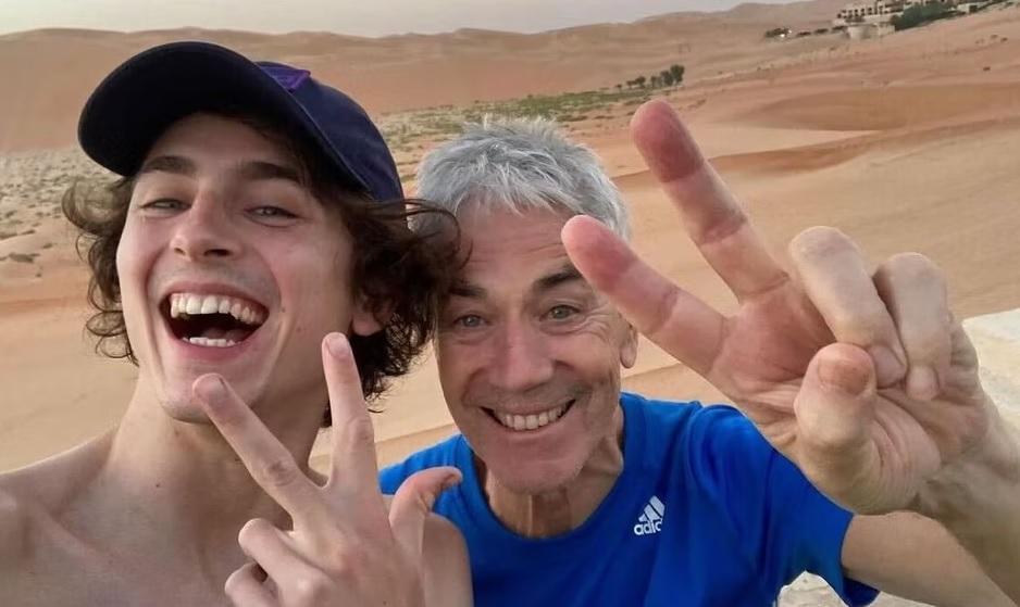 添麥菲與爸爸合照宣布《沙丘2》完工。