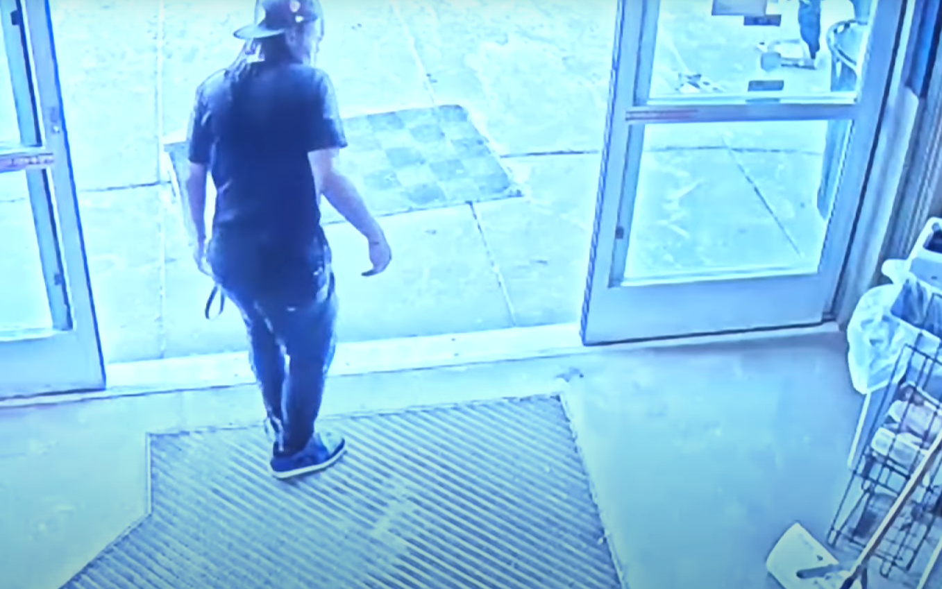 女店員見狀衝出,叫住露宿者。(互聯網)