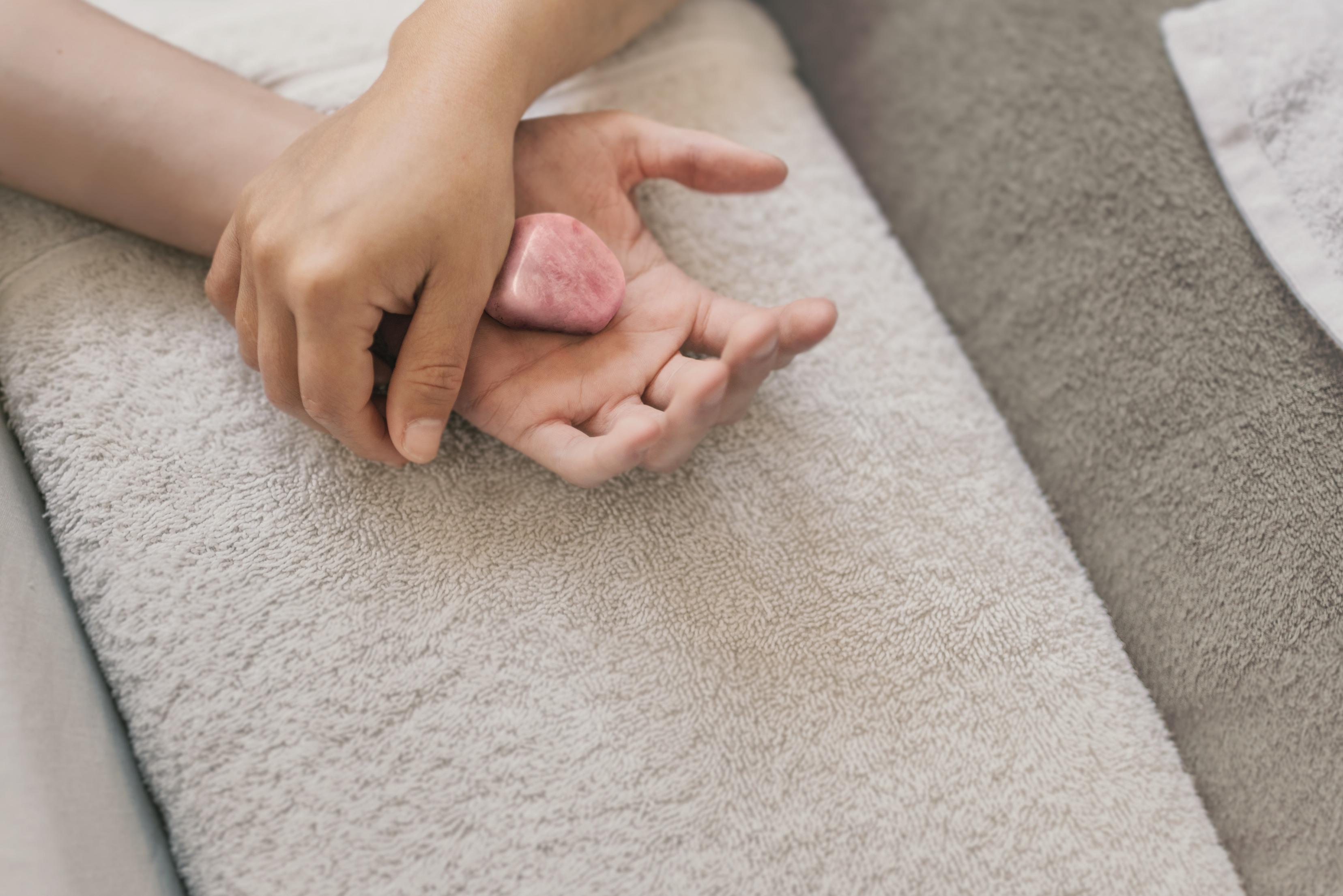 玄武石及櫻花石含天然微量元素,陰陽並濟,內調外養。