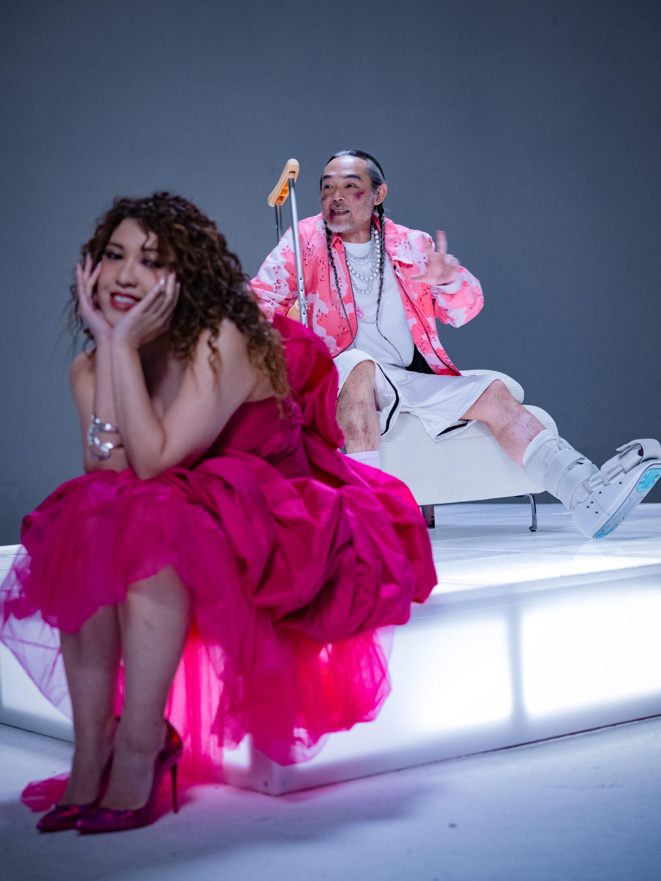 在MV中,Serrini穿上桃紅色華麗晚裝,與阿仁的HipHop傷者造型,形成強烈對比