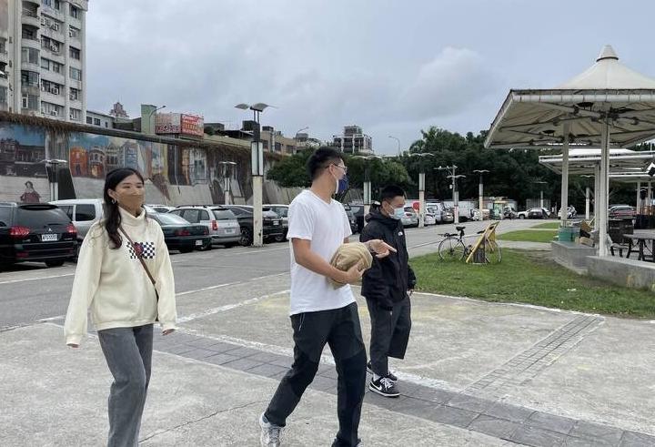 台灣今起解除戶外口罩令,但大部分民眾繼續保持在戶外戴口罩。(互聯網)