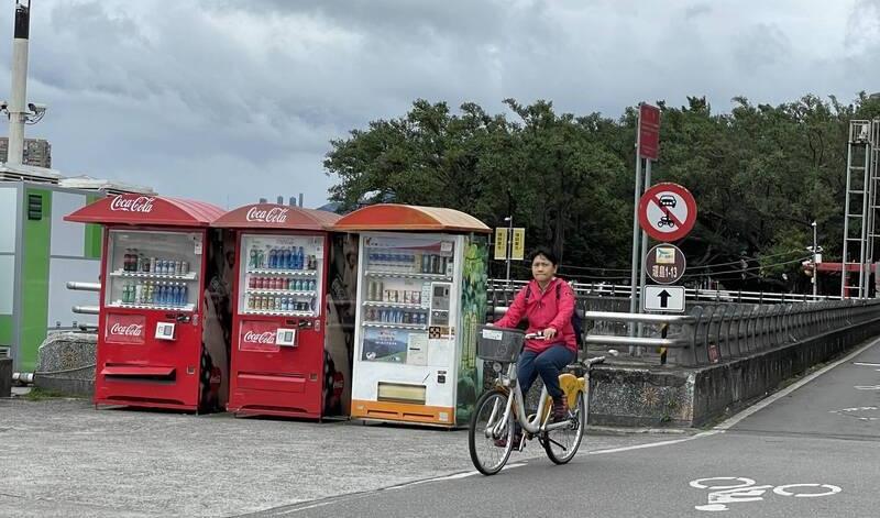 台灣今起解除戶外口罩令,有民眾「除罩」運動呼吸新鮮空氣。(互聯網)
