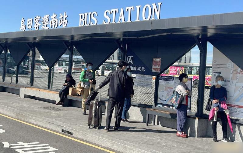 台灣今起解除戶外口罩令,但大部分民眾繼續保持在戶外戴口罩。(互聯網)