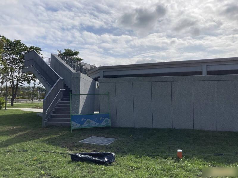 民眾到涉事公廁參觀,發現旁邊樓梯與男廁之間無遮無掩。(互聯網)