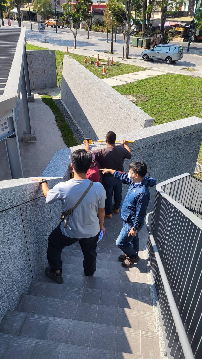 民眾到涉事公廁參觀,發現從旁邊樓梯望下去,能看見男廁男士小便。(互聯網)