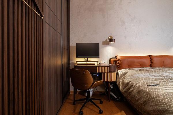 睡房空間用了較沉穩的深木色