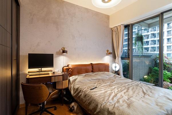 睡房空間用了較沉穩的深木色