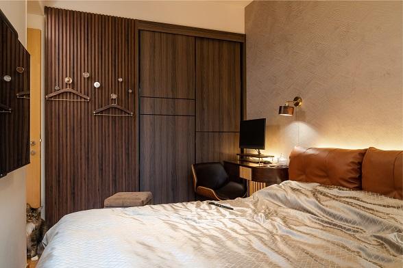 睡房空間用了較沉穩的深木色