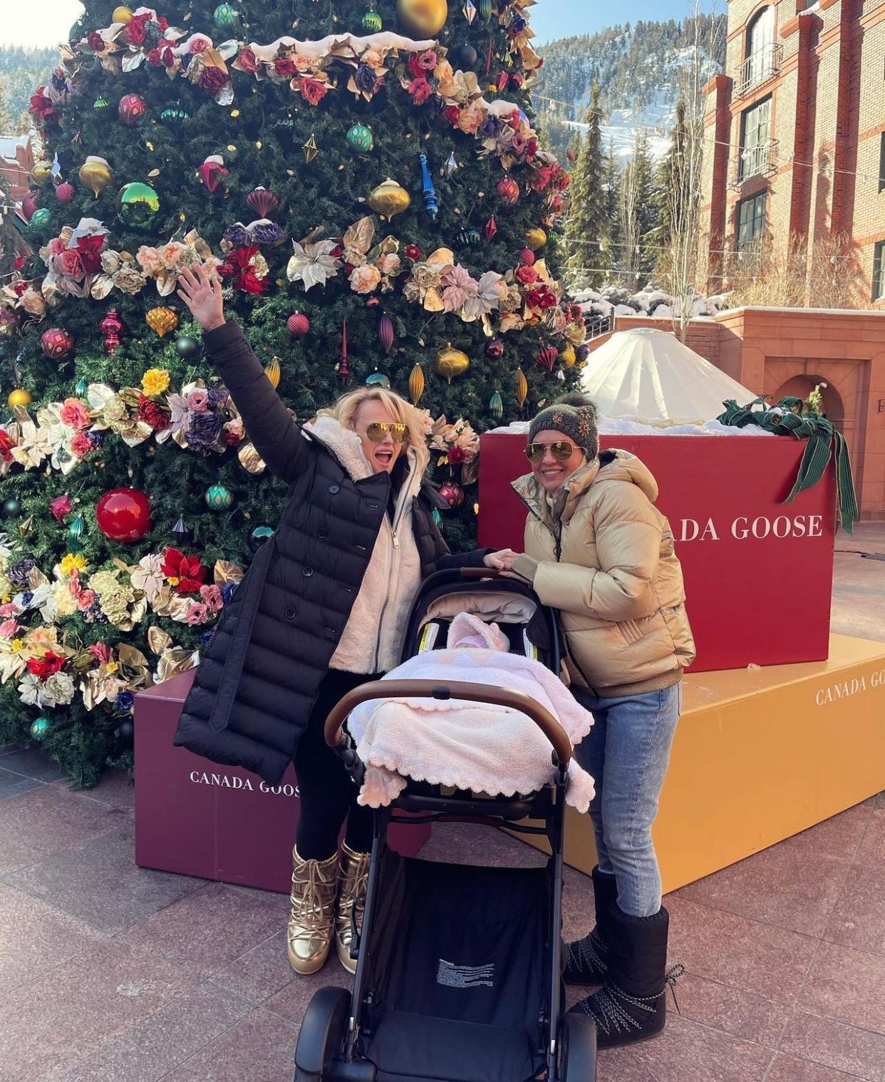 莉寶韋遜貼出一家三口合照,開心迎來一家人的首個聖誕節。