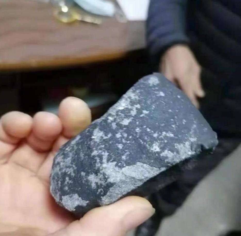 華浦江縣檀溪鎮城頭村村民撿到的隕石。(互聯網)