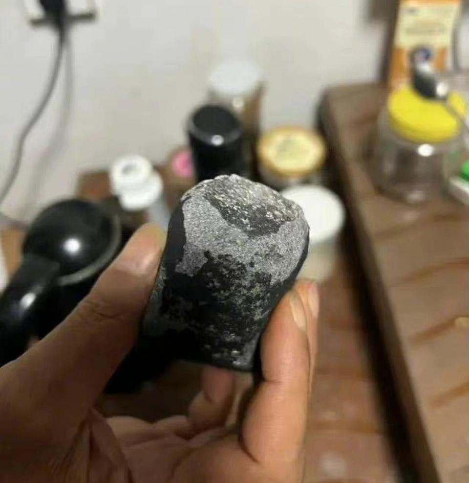 華浦江縣檀溪鎮城頭村有村民撿到隕石。(互聯網)