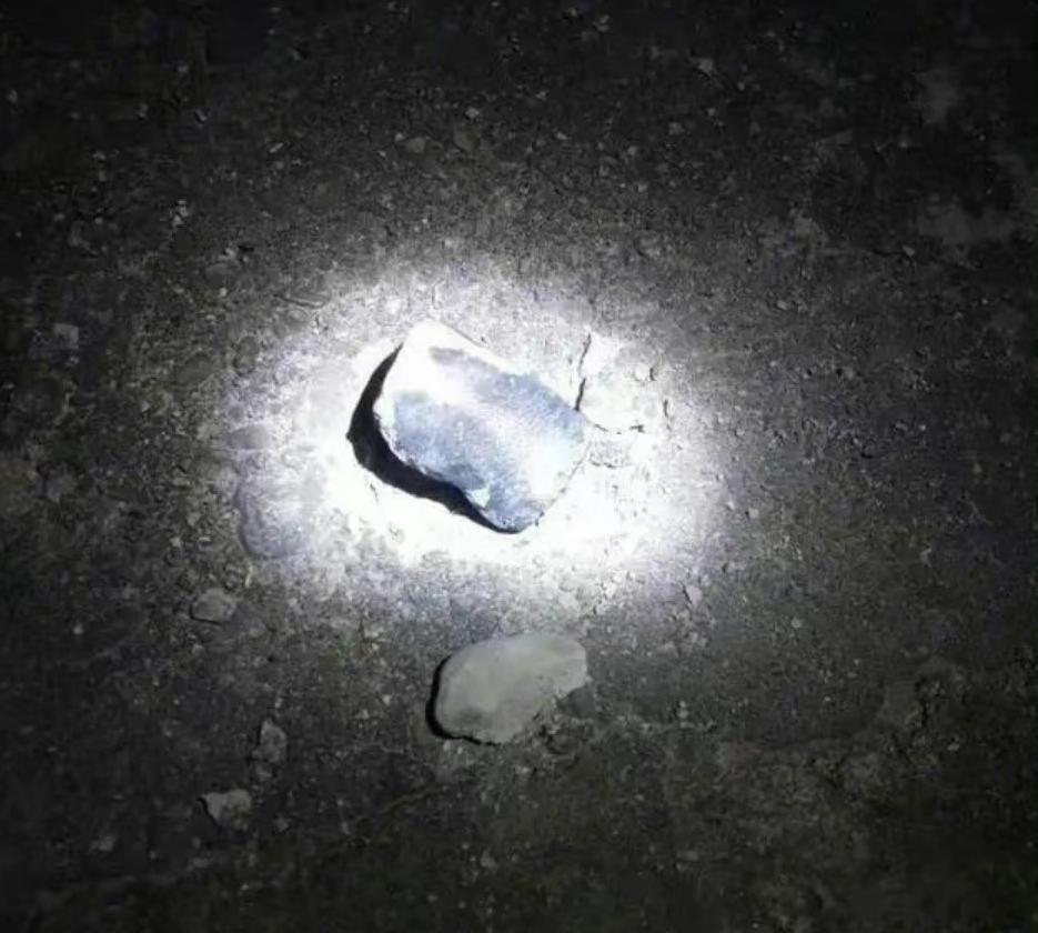 華浦江縣檀溪鎮城頭村有村民指,隕石墜落村內,砸出一個六、七厘米深的坑。(互聯網)