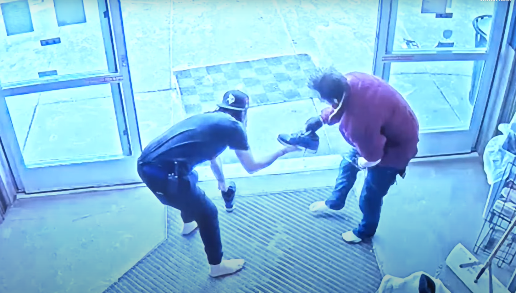 原來她是想問露宿者穿幾號鞋,接著便把自己的Air Jordan送上。(互聯網)