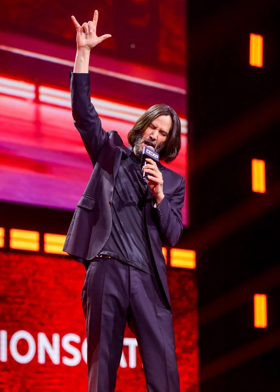 奇洛在台上超興奮。