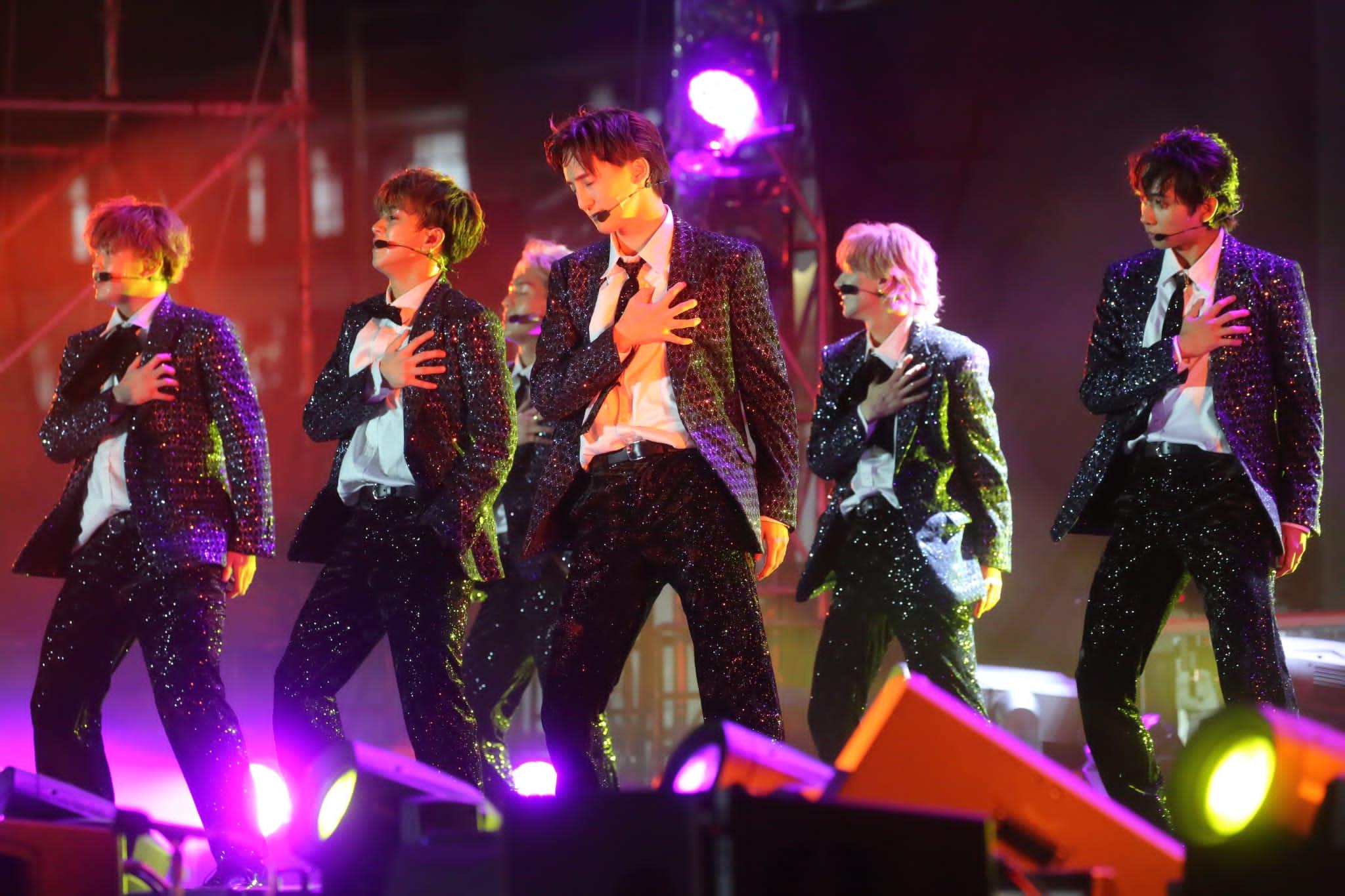 Travis Japan為中環海濱舉行的Unik Asia Festival 2022擔任表演嘉賓。