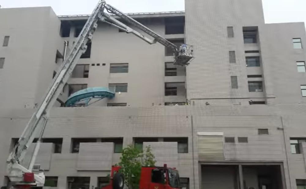 病人最後由消防雲梯救出。(影片截圖)