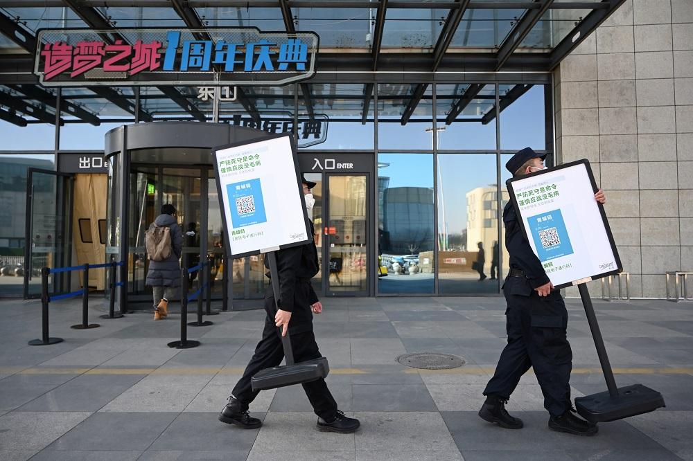內蒙古呼和浩特一個商場,工作人員撤走入口的健康碼掃碼牌。(中新社)